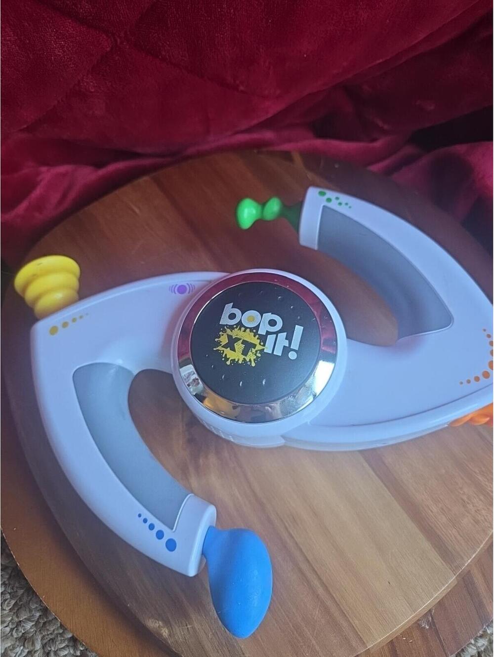 Bop It! XT Handheld Reflex Electronic Talking Game Hasbro 2010 White Works Great
